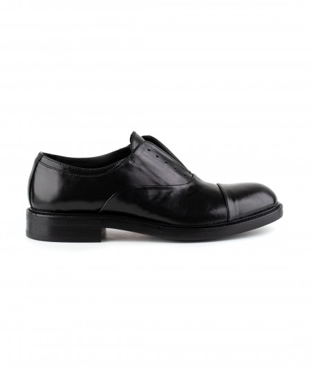 Stringate in pelle nera