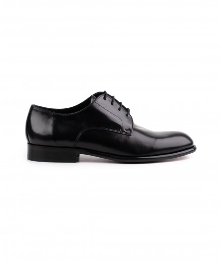 Stringata in pelle nera