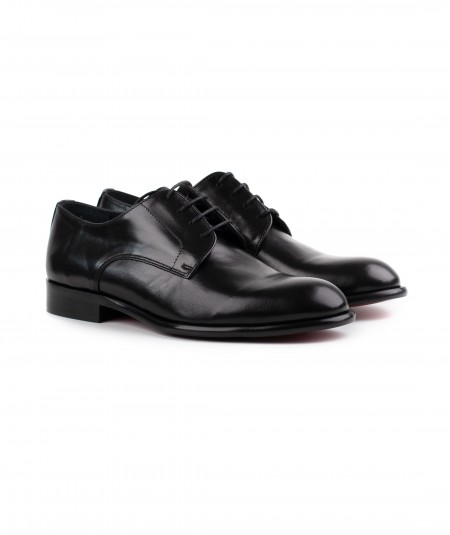 Stringata in pelle nera