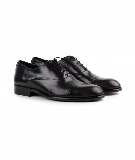 Stringata in pelle nera