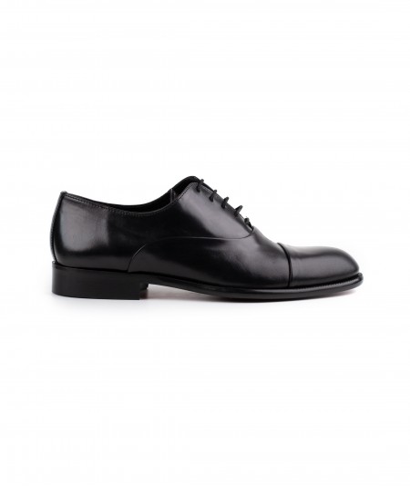Stringata in pelle nera