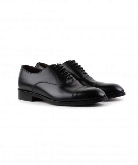 Stringata in pelle nera