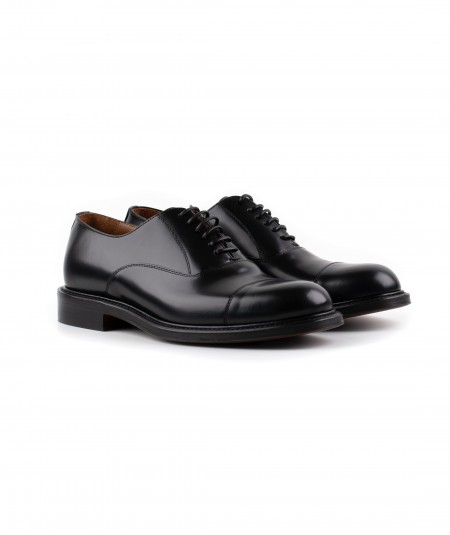 Stringata in pelle nera