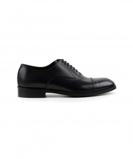 Stringata in pelle nera