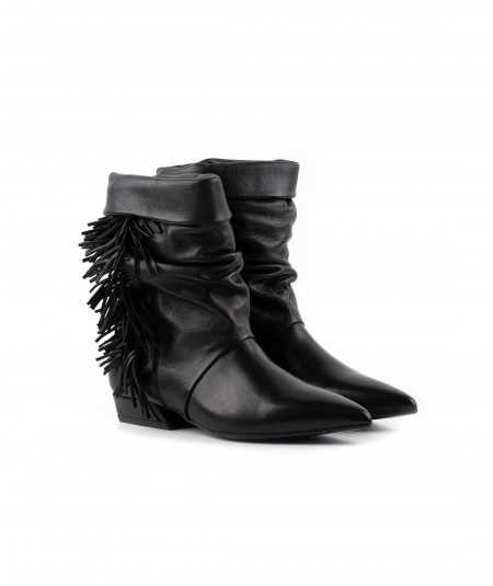 Stivaletto in pelle nera con frange